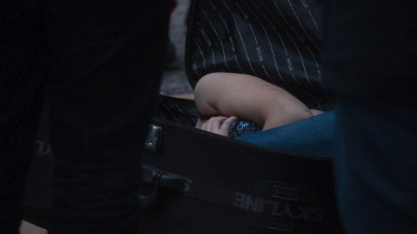 V Dnipru na Ukrajině se v kufru v kontejneru objevilo mrtvé tělo mladé studentky