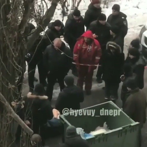 V Dnipru na Ukrajině se v kufru v kontejneru objevilo mrtvé tělo mladé studentky