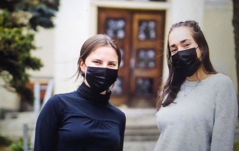 Helena Rozporková (vlevo) a Karolína Vernerová se nemohly po vládním nařízení vrátit domů. Básnířky, které obývají na koleji společný pokoj, studují Masarykovu univerzitu v Brně.