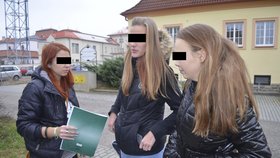 Maturantky obchodní akademie potvrdily, že policisté se ve škole vyptávali studentů.