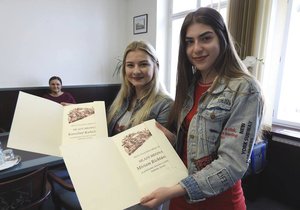 Karolína Kalužová (16, vlevo) a Miriam Richtárová (15) jsou oficiálně Mladými hrdinkami. Poskytly první pomoc zkolabovanému muži.