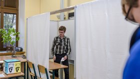 Člověk v tísni pořádal i letos před reálnými volbami volby studentské. Ovládli je Piráti