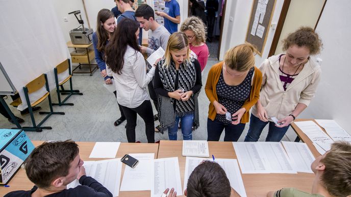 Člověk v tísni pořádal i letos před reálnými volbami volby studentské. Ovládli je Piráti