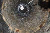 Žena (†80) se na Znojemsku propadla do vlastní studny: Pád do 25 metrů nepřežila