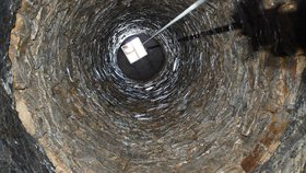 Seniorka zemřela po pádu do 25 metrů hluboké studny