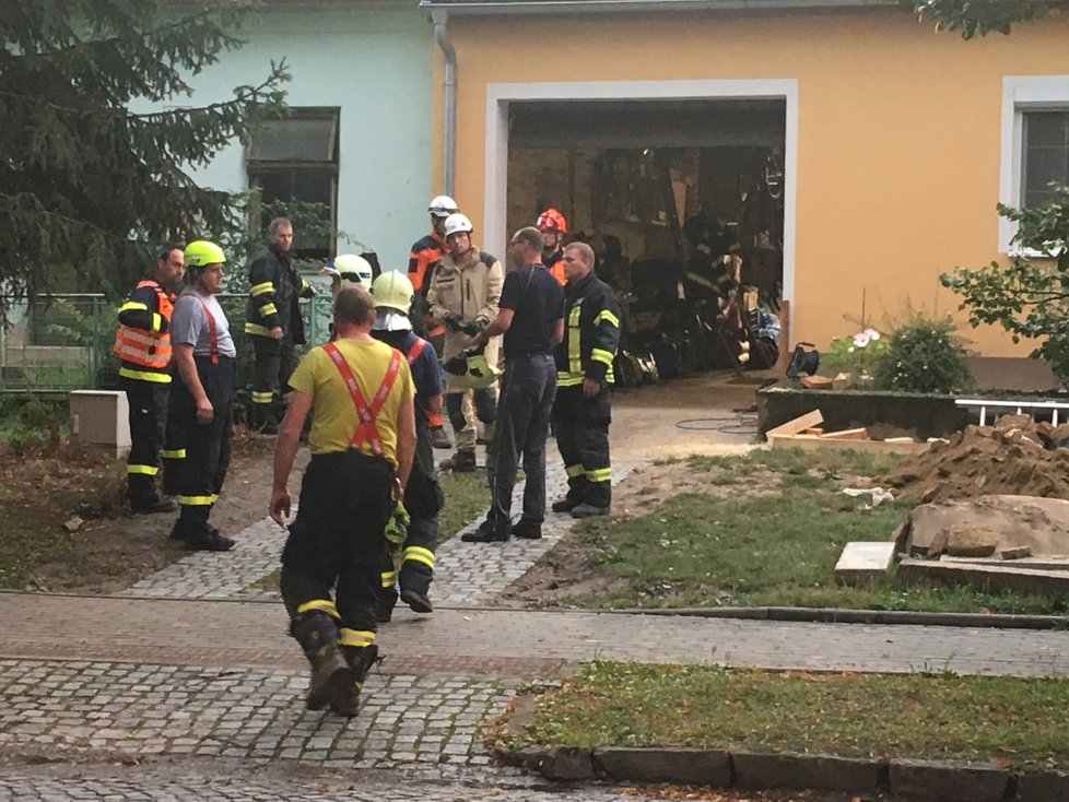 Ve Velkých Pavlovicích trvaly záchranné práce od soboty do pondělí. Vystřídala se stovka hasičů a záchranářů. Josefa (†26) našli bohužel mrtvého.