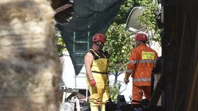 Hasiči a záchranáři 5. srpna 2019 ve Velkých Pavlovicích na Břeclavsku pokračovali ve vyprošťování šestadvacetiletého muže, kterého zasypala zemina ve studni v hloubce asi deset metrů.