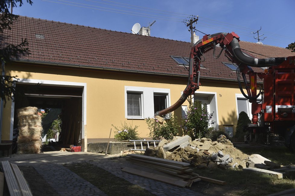 Hasiči a záchranáři 5. srpna 2019 ve Velkých Pavlovicích na Břeclavsku pokračovali ve vyprošťování šestadvacetiletého muže, kterého zasypala zemina ve studni v hloubce asi deset metrů.