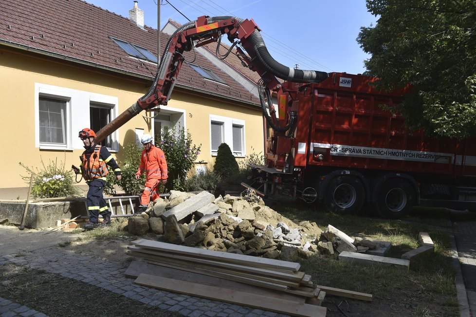 Operace hasičů ve Velkých Pavlovicích skončila po 55 hodinách boje o mladíkův život. Bohužel, zázrak se nestal.