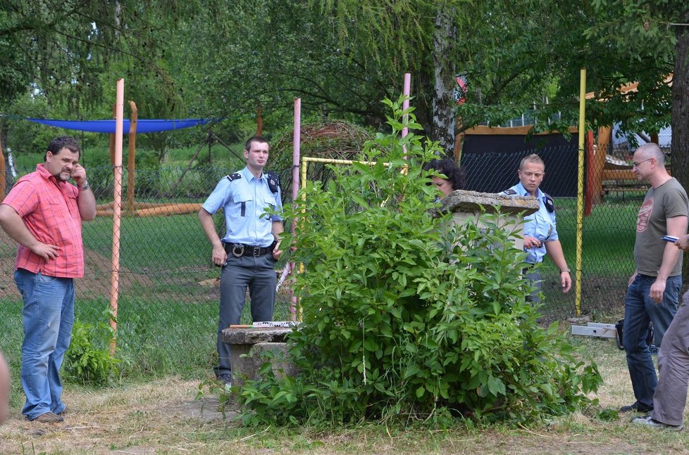 Zpoza keře je vidět 11 metrů hluboká studna (vlevo) na zahradě Mateřské školy v Bohdalicích-Pavlovicích na Vyškovsku, do níž spadli dva šestiletí chlapci. Jeden vylezl sám, druhého zachránila učitelka. Vlevo je v starosta obce Jan Hrežo.