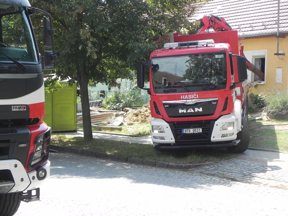 Ve Velkých Pavlovicích trvaly záchranné práce od soboty do pondělí. Vystřídala se stovka hasičů a záchranářů. Josefa (†26) našli bohužel mrtvého.