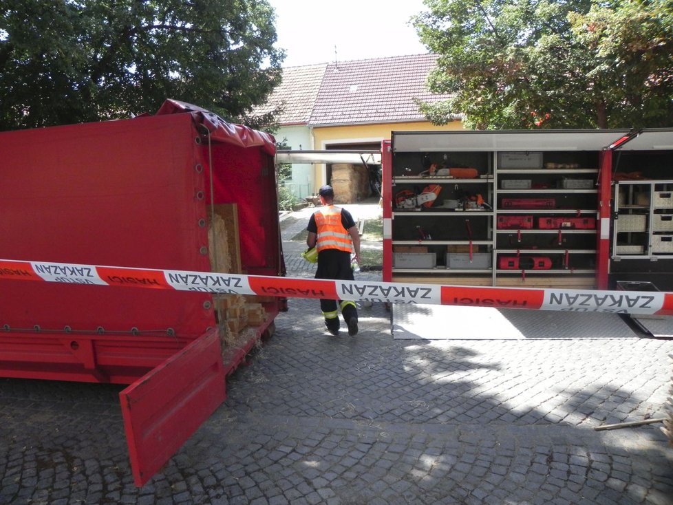 Ve Velkých Pavlovicích trvaly záchranné práce od soboty do pondělí. Vystřídala se stovka hasičů a záchranářů. Josefa (†26) našli bohužel mrtvého.