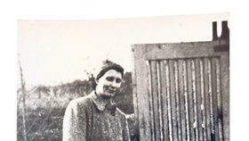 Maminka Jelínková se synkem na zahradě. Foto je z roku 1943, těsně před tím, než malý Stanislav onemocněl dětskou obrnou. Pak už chodit nedokázal.