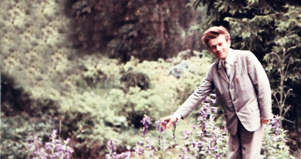 Stanislav Jelínek na procházce v Těchoníně v Orlických horách. Fotografovala manželka Dagmar v roce 1973.