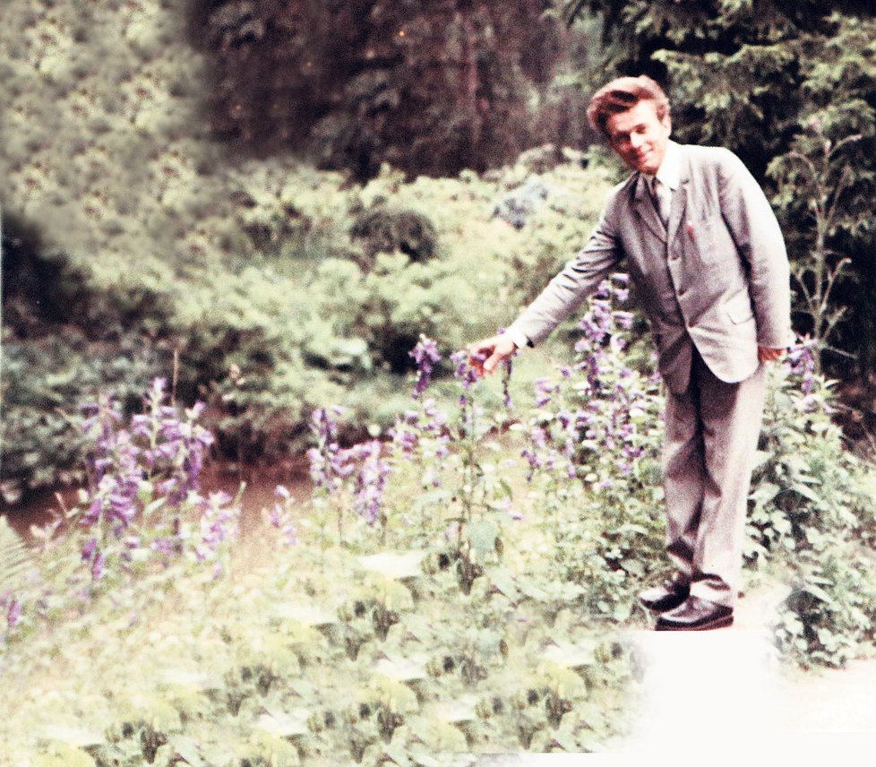 Stanislav Jelínek na procházce v Těchoníně v Orlických horách. Fotografovala manželka Dagmar v roce 1973.