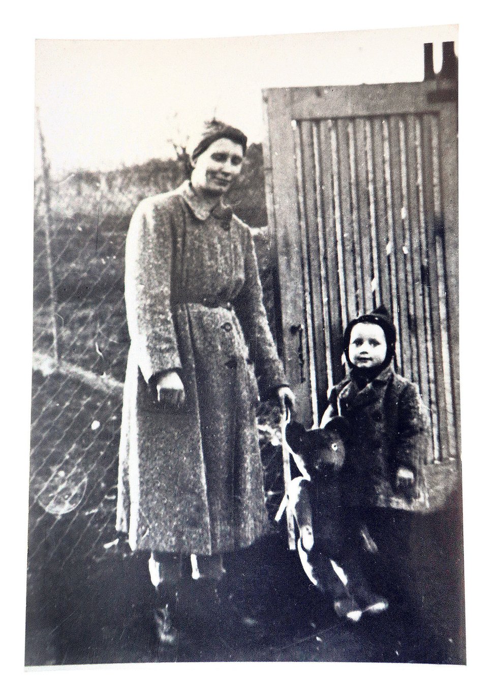 Maminka Jelínková se synkem na zahradě. Foto je z roku 1943, těsně před tím, než malý Stanislav onemocněl dětskou obrnou. Pak už chodit nedokázal.