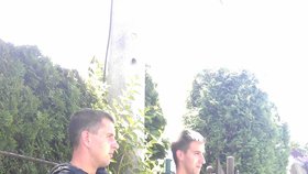 Policisté, hlídkující před domem mrtvého soudce Studničky