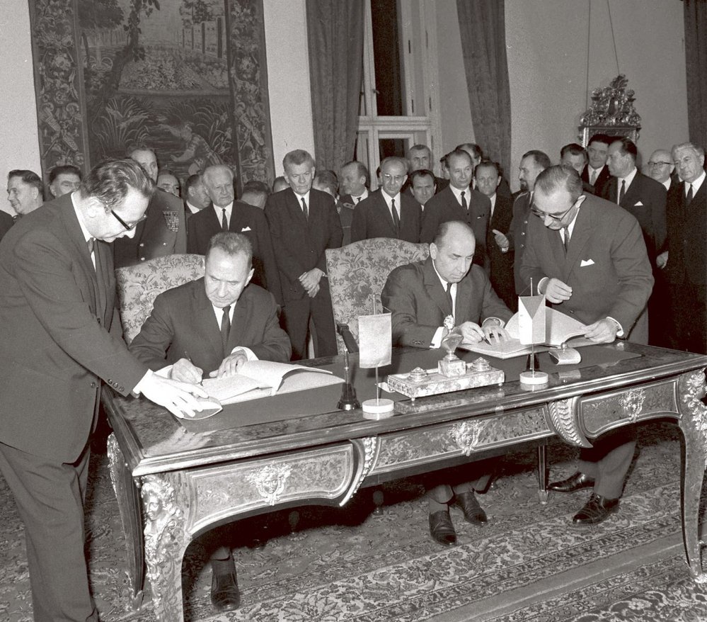 Kosygin a Černík podepisují invazi sovětských vojsk - rok 1968