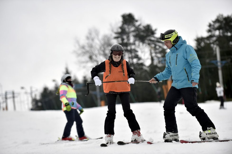 Lyžaři 28. prosince 2017 na sjezdovce lyžařského střediska Stupava na Uherskohradišťsku. Lyžování v těchto dnech ve Zlínském kraji nepřeje počasí. Vysoké teploty a déšť odrazují návštěvníky zimních areálů, přestože na sjezdovkách stále panují slušné podmínky.