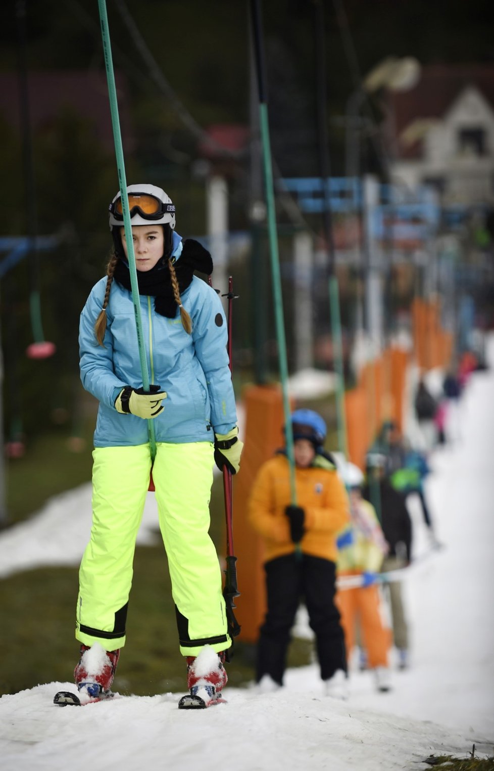 Lyžaři 28. prosince 2017 na sjezdovce lyžařského střediska Stupava na Uherskohradišťsku. Lyžování v těchto dnech ve Zlínském kraji nepřeje počasí. Vysoké teploty a déšť odrazují návštěvníky zimních areálů, přestože na sjezdovkách stále panují slušné podmínky.