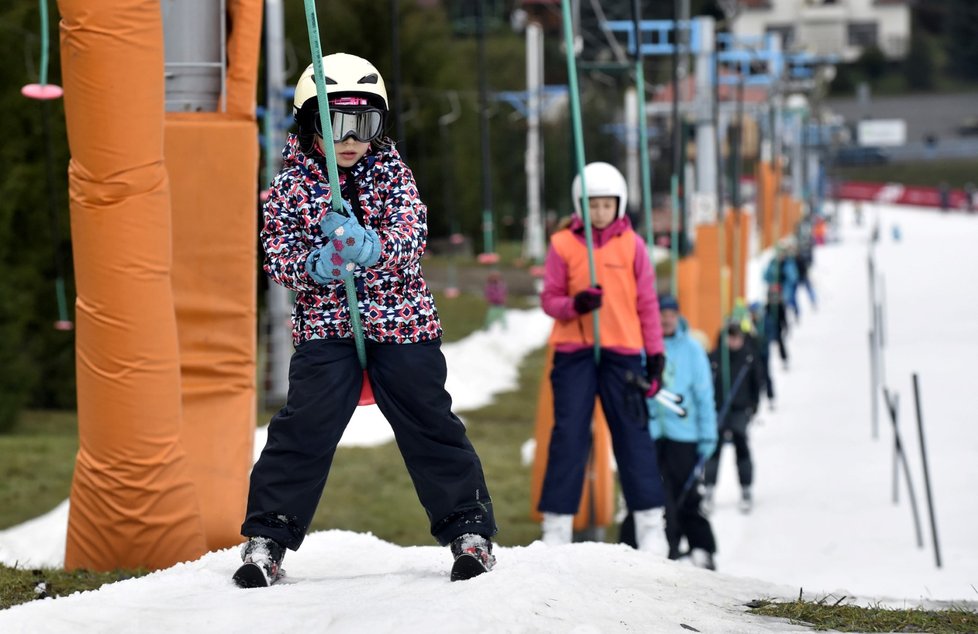 Lyžaři 28. prosince 2017 na sjezdovce lyžařského střediska Stupava na Uherskohradišťsku. Lyžování v těchto dnech ve Zlínském kraji nepřeje počasí. Vysoké teploty a déšť odrazují návštěvníky zimních areálů, přestože na sjezdovkách stále panují slušné podmínky.