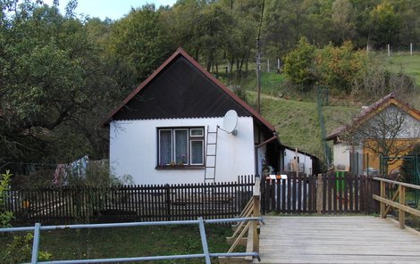 V tomto domě senior muže napadl.