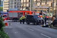V centru Stuttgartu najelo auto do skupiny lidí. Několik těžce zraněných!