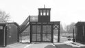 Brána smrti v bývalém koncentračním táboře Stutthof, kde byli zavražděni i Češi