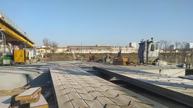 Prefabrikované betonové segmenty, ze kterých se lávka skládá, vznikaly v betonárně ve Štětí.