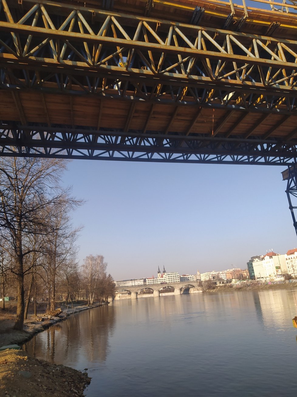 Lávka HolKa je realizovaná tak, aby si poradila ještě s horší povodní, než Prahu zastihla v roce 2002. Pokud nebude zbytí, bude dokonce umět svůj úsek mezi Štvanicí a Holešovice o pár metrů nadzvednout.