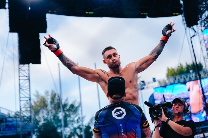 MMA zápasník Daniel Ligocki slaví vítězství na Štvanici MMA zápasník Daniel Ligocki slaví vítězství na Štvanici