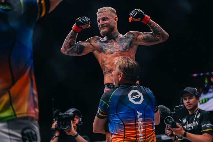 MMA zápasník Radek Roušal se raduje z výhry na Oktagonu 74 po úspěšné otočce MMA zápasník Radek Roušal se raduje z výhry na Oktagonu 74 po úspěšné otočce
