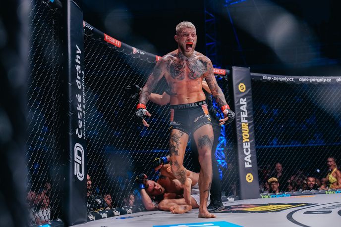 MMA zápasník Radek Roušal se raduje z výhry na Oktagonu 74 po úspěšné otočce MMA zápasník Radek Roušal se raduje z výhry na Oktagonu 74 po úspěšné otočce