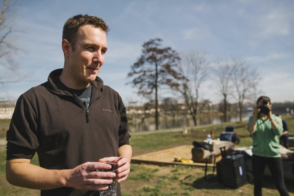 Tomáš Plesník ze spolku Street Gardening vypomáhal při úterní výsadbě rostlin a ovocných keřů na Štvanici.