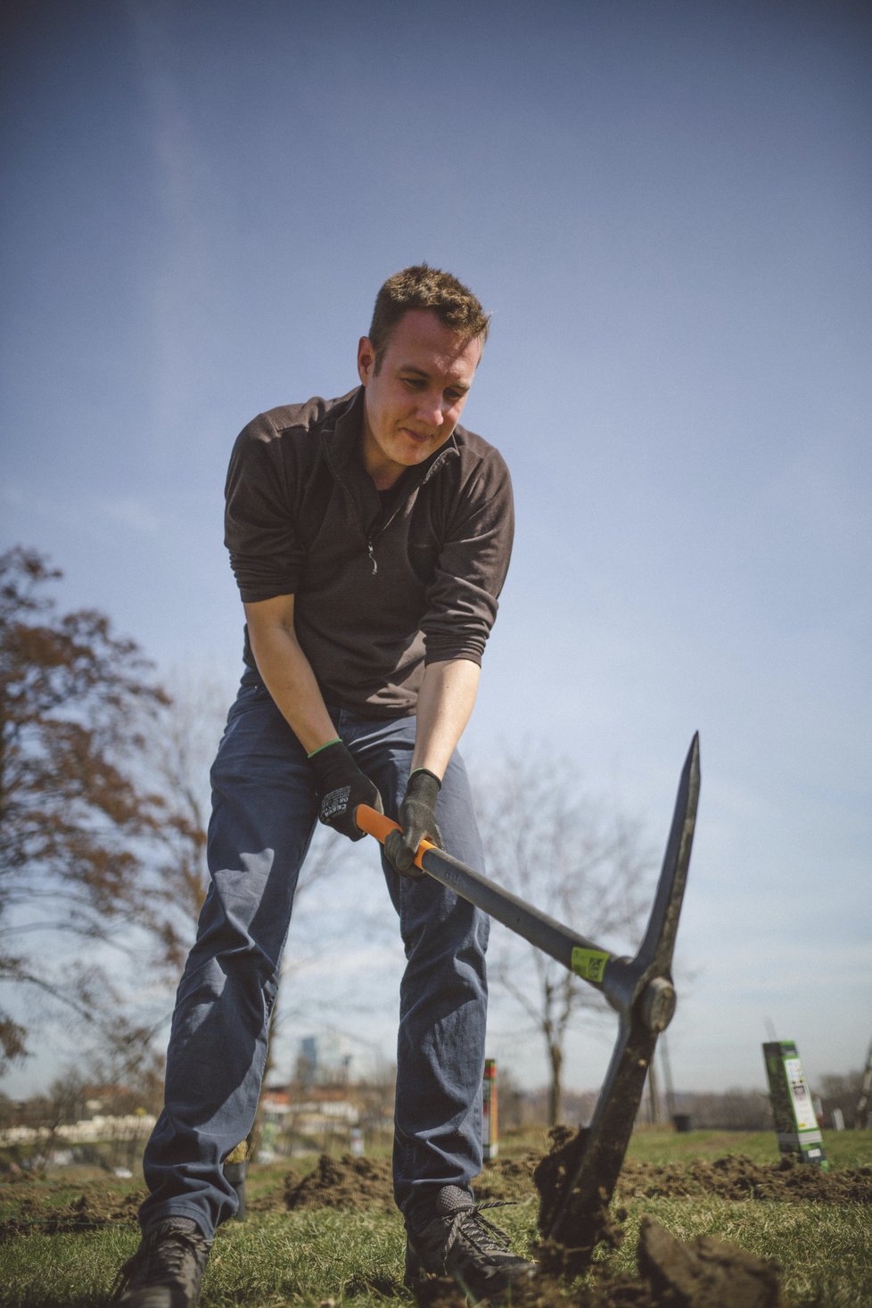 Tomáš Plesník ze spolku Street Gardening vypomáhal při úterní výsadbě rostlin a ovocných keřů na Štvanici.