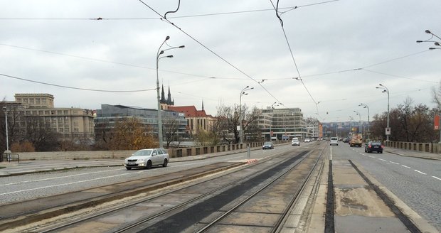 Říkají jí „zastávka smrti“: Lidé mají z nové pražské stanice na Štvanici strach