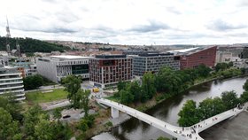 Štvanická lávka je od pátku v provozu. Tři sta metrů dlouhá betonová konstrukce spojuje Holešovice a Karlín