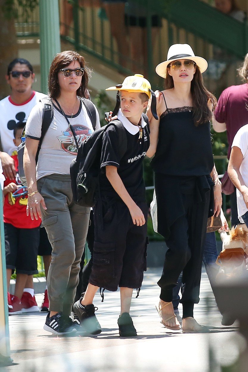 Angelina Jolie bere své děti do Disneylandu.