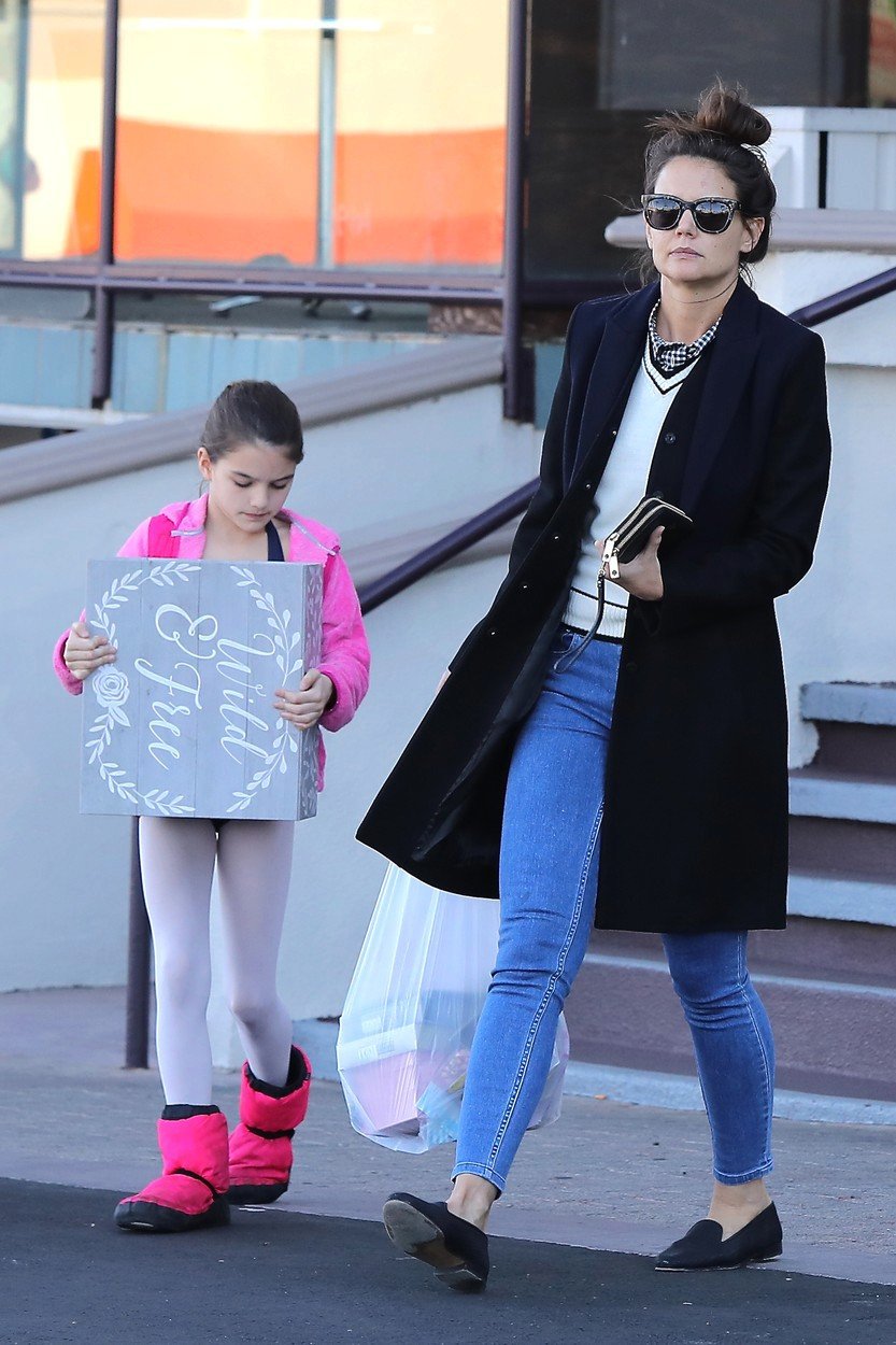 Katie Holmes a dcera Suri jdou z nákupů.