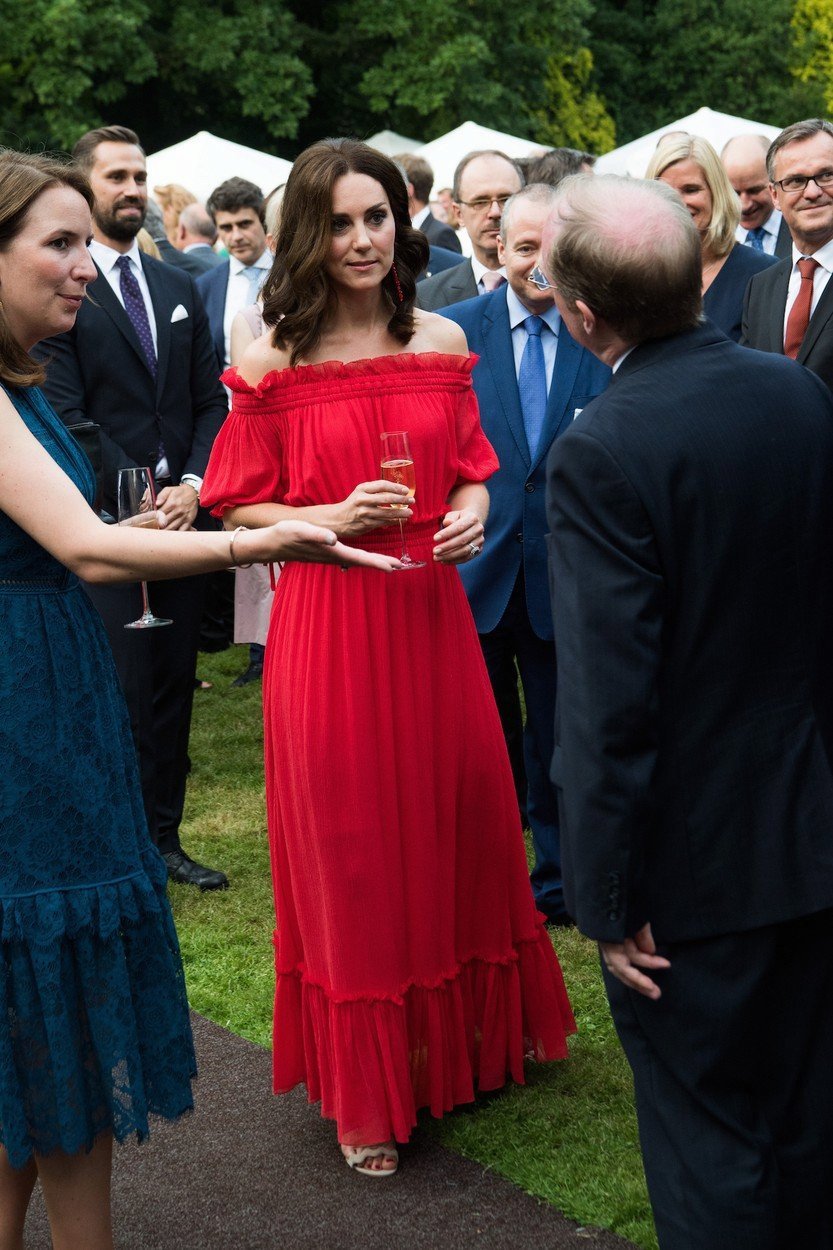 I vévodkyně Kate miluje červenou, v nádherných šatech byla  v Berlíně na zahradní párty.