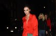 Victoria Beckham šla na vánoční akci ve svém obchodě v Mayfair v červených šatech a zelenými doplňky.