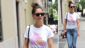 Styl podle celebrit: Katie Holmes v džínách a tričku s potiskem 