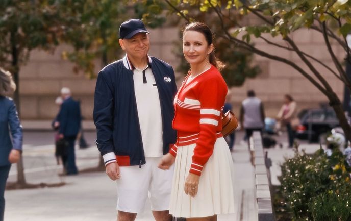 Kristin Davis jako Charlotte Goldenblatt v tenisovém outfitu (And Just Like That, 2021)