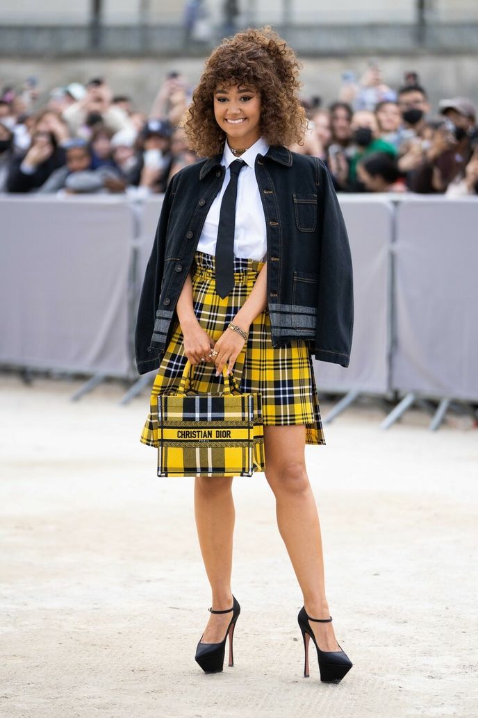Herečka Lena Mahfouf na pařížském fashion weeku v outfitu Dior