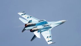 Ruský přepadový stíhací letoun Su-27 se prý na tři metry přiblížil americkému.