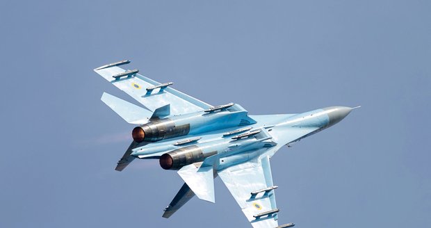Ruský přepadový stíhací letoun Su-27 se prý na tři metry přiblížil americkému.