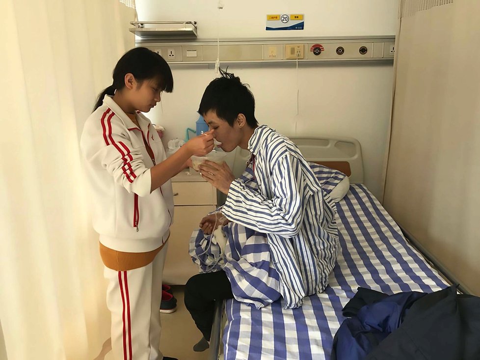 Středoškolačka Sü Jen-chua (19) chce prodat své panenství. Utržené peníze mají pomoci s léčbou pro vážně nemocného bratra.