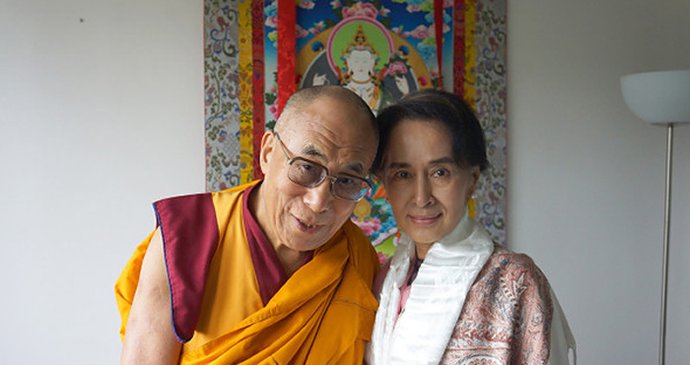 Praha přivítala světové osobnosti: Dorazili i tibetský duchovní vůdce Dalajlama a barmská disidentka Su Ťij