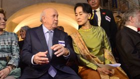 Nositelé Nobelovky v Praze: Barmská disidentka Su Ťij usedla po boku jihoafrického exprezidenta De Klerka