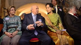 Nositelé Nobelovky v Praze: Barmská disidentka Su Ťij usedla po boku jihoafrického exprezidenta De Klerka